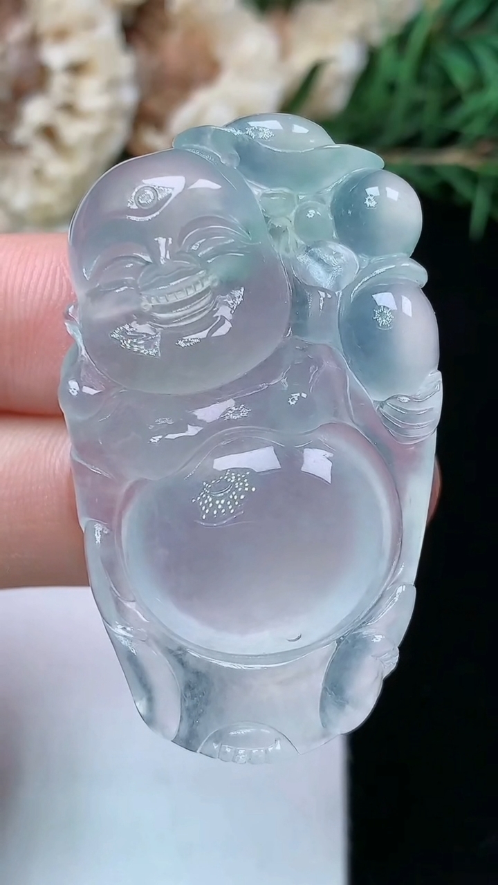 天然A货翡翠白冰逍遥佛吊坠，尺寸42.7-25-8，重量:15.07g
4月26日