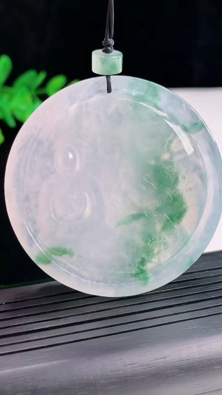 天然A货翡翠种飘花祥龙大日如来佛吊坠，尺寸56-8重量:50.18g
4月26日