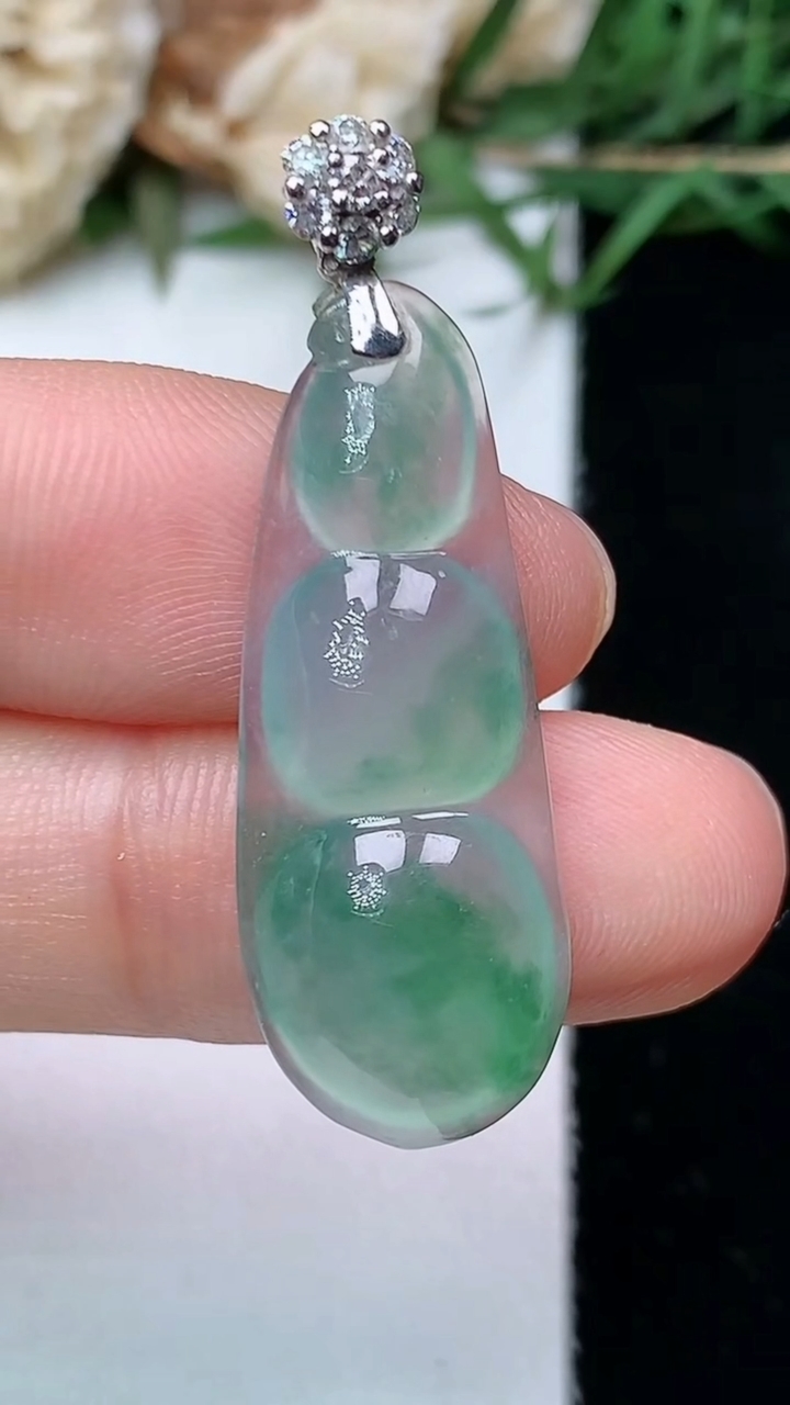 天然A货翡翠飘花福豆吊坠，尺寸31-11.6-6，重量:3.62g
4月26日