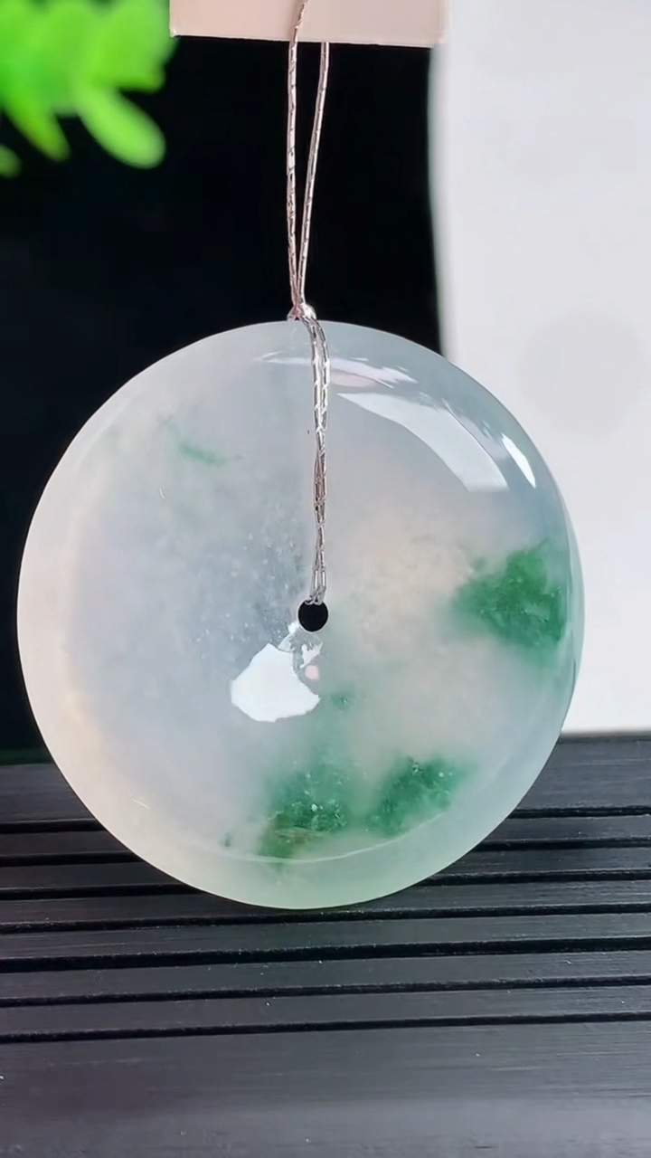 天然A货翡翠种飘花平安扣吊坠，尺寸32.6-5.2重量:12.38g
4月26日