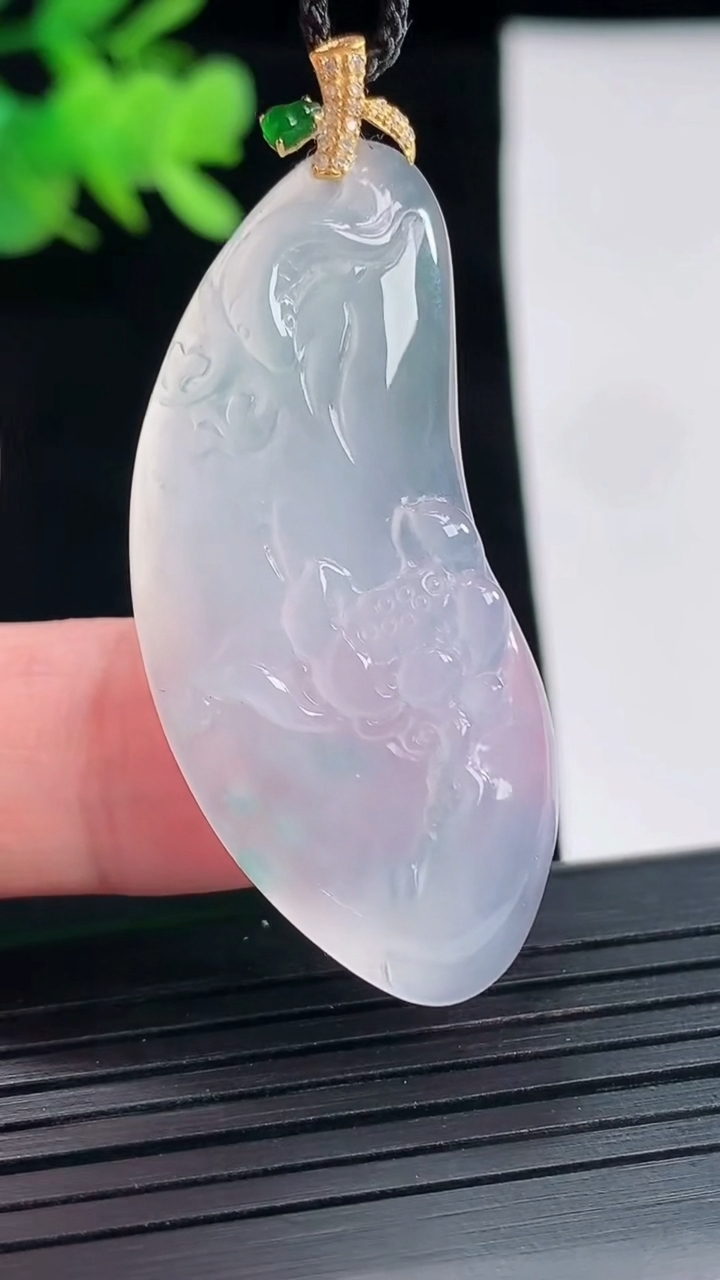 天然A货翡翠种飘花和和美美 荷叶鱼吊坠，尺寸42-18.6-5.5重量:10.49g
4月26日