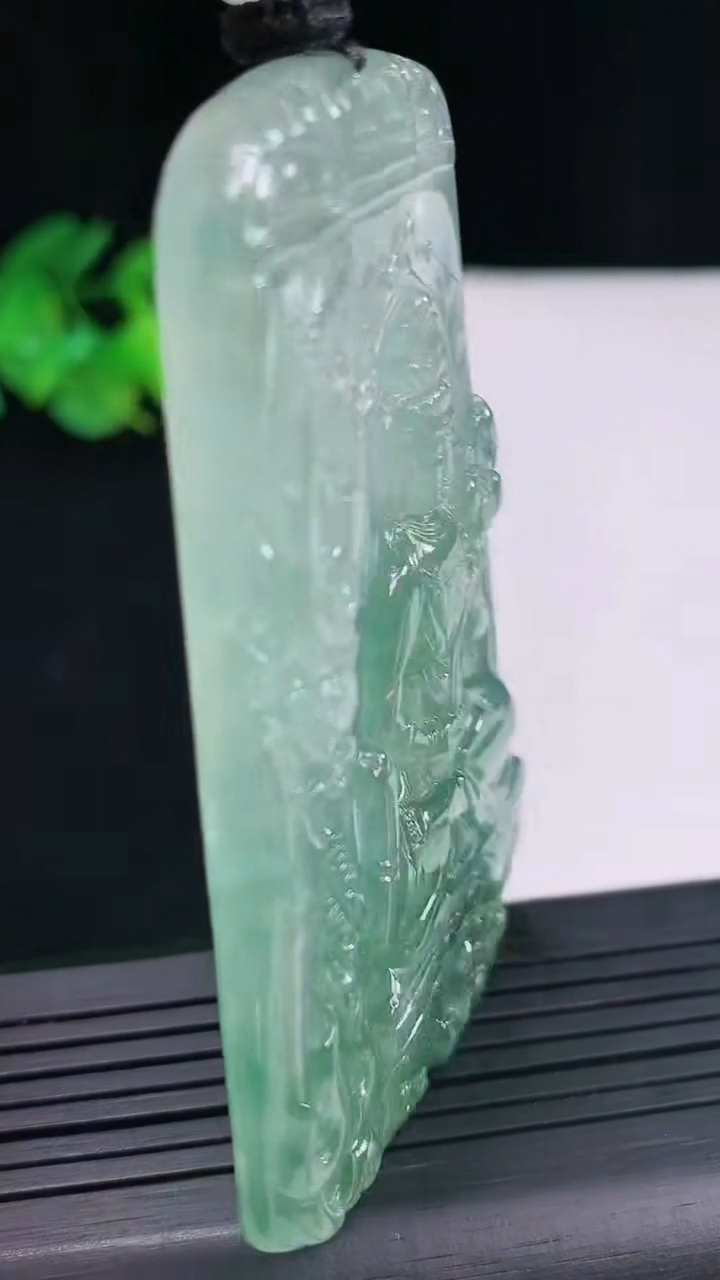 天然A货翡翠种飘花祥龙大势至菩萨吊坠，尺寸69-45.6-6重量:44.90g
4月26日