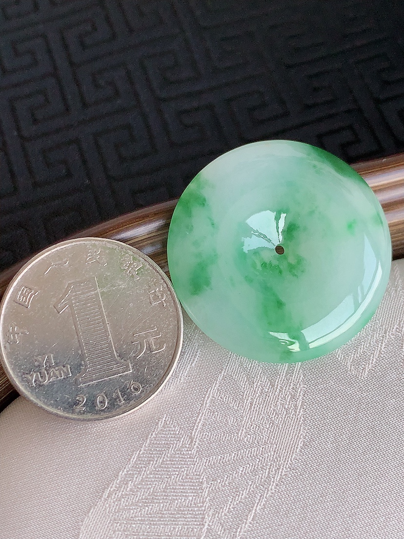 天然A货翡翠飘花平安扣吊坠 
尺寸31-5.8mm 重量11.99g 0425