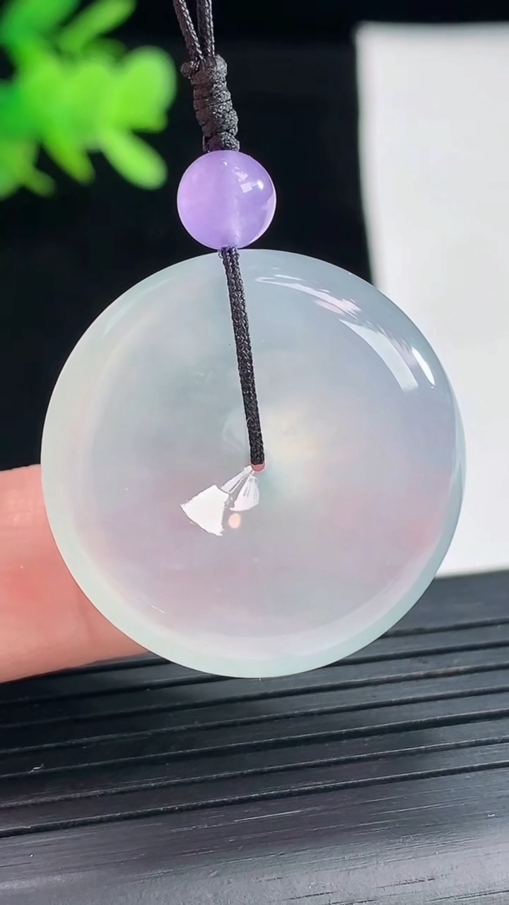 天然A货翡翠种白冰平安扣吊坠，尺寸28-6.3重量:10.95g
4月26日