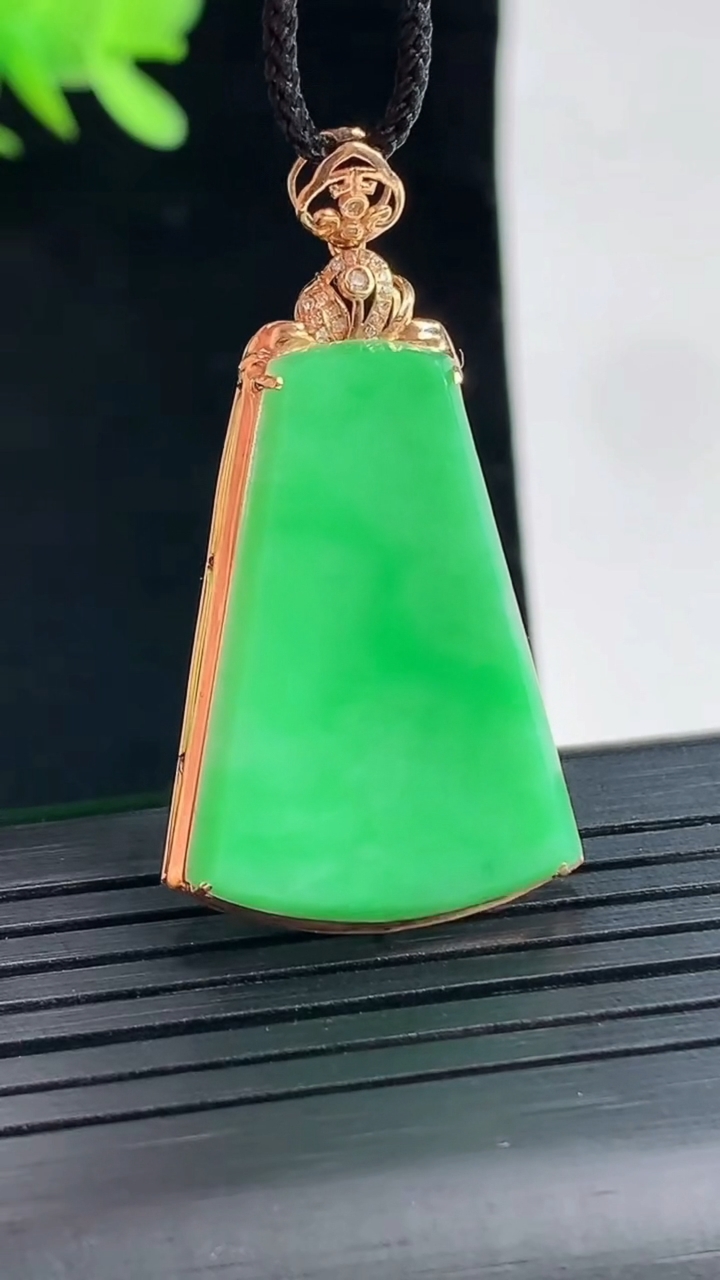 天然A货翡翠无事牌吊坠，尺寸40-21.6-5，裸石28-20重量:3.25g
4月26日