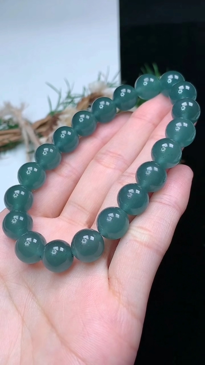 天然A货翡翠蓝水圆珠手串，尺寸10-20颗，重量:35.89g4月26日
工厂直销收藏佳品,种好水足，色泽均匀，有种有色，上手高大气！