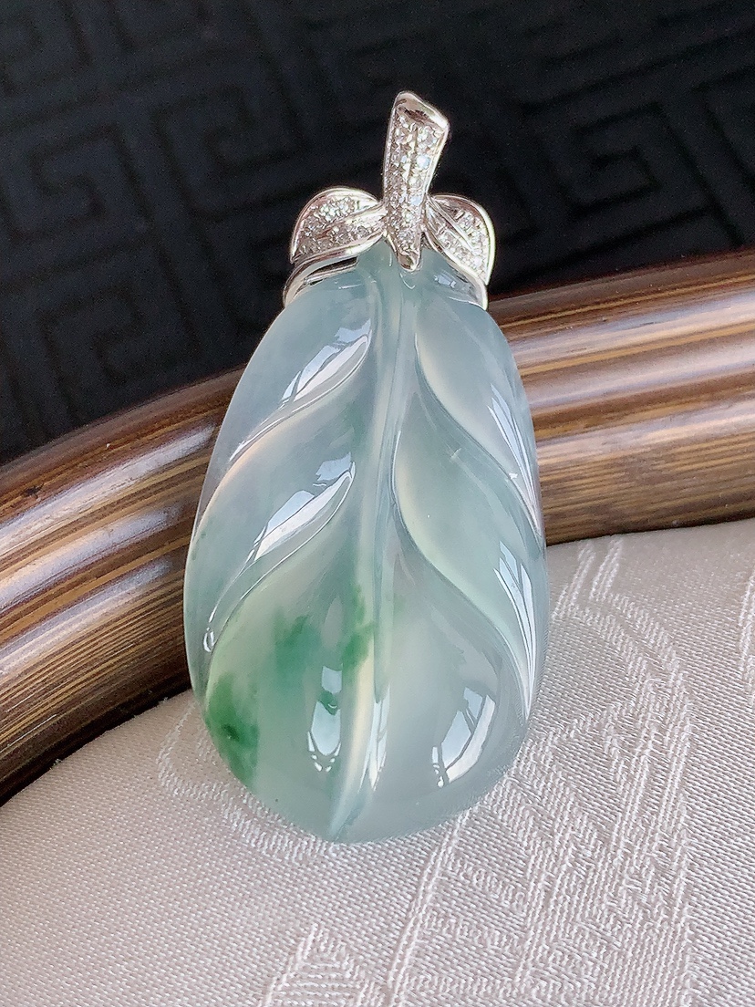 天然A货翡翠18K金伴钻镶嵌飘花叶子金枝玉叶吊坠 
尺寸38.8-29.8-18.8-4.6mm 重量5.46g 0425