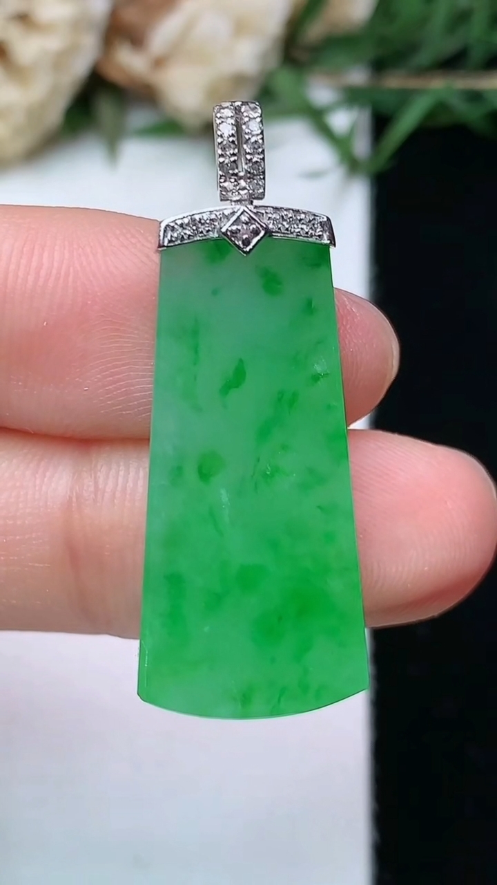 天然A货翡翠无事牌吊坠，尺寸26.4-12.8-3，重量:3.62g
4月26日