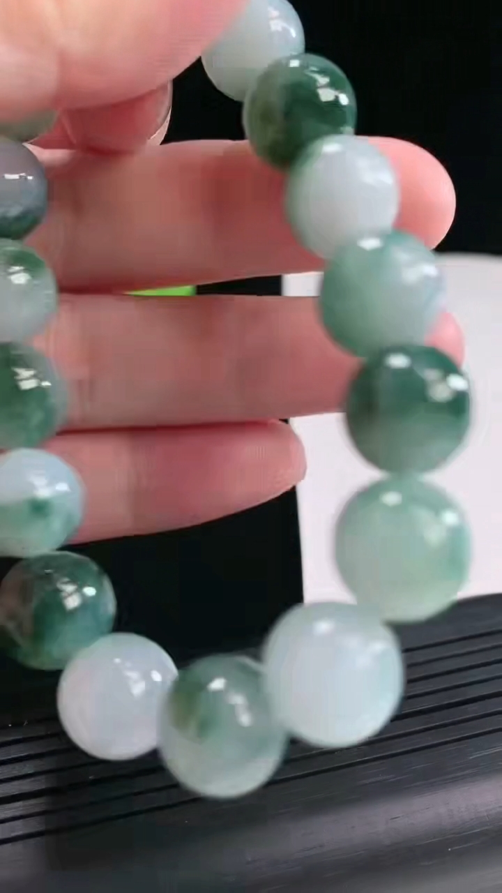 天然A货翡翠飘花圆珠手串，尺寸12.2-16颗重量:58.82g4月26日
工厂直销收藏佳品,种好水足，色泽均匀，有种有色，上手高大气！