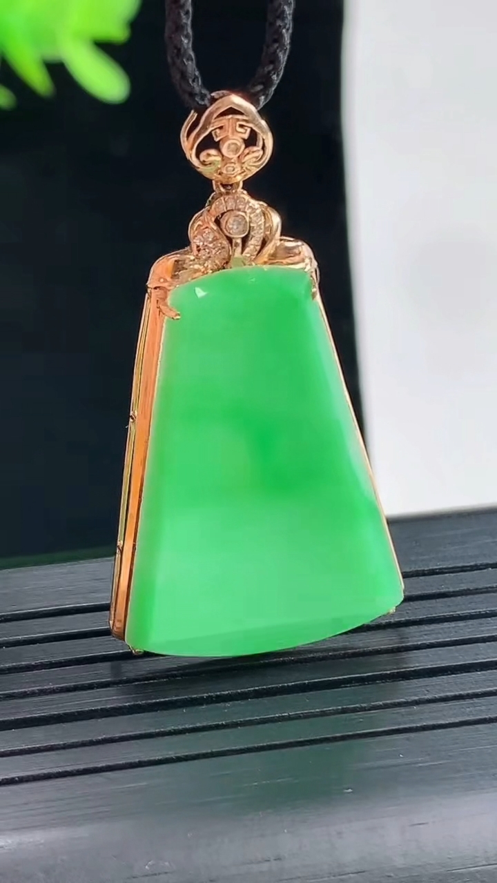 天然A货翡翠无事牌吊坠，尺寸40-21.6-5，裸石28-20重量:3.25g
4月26日