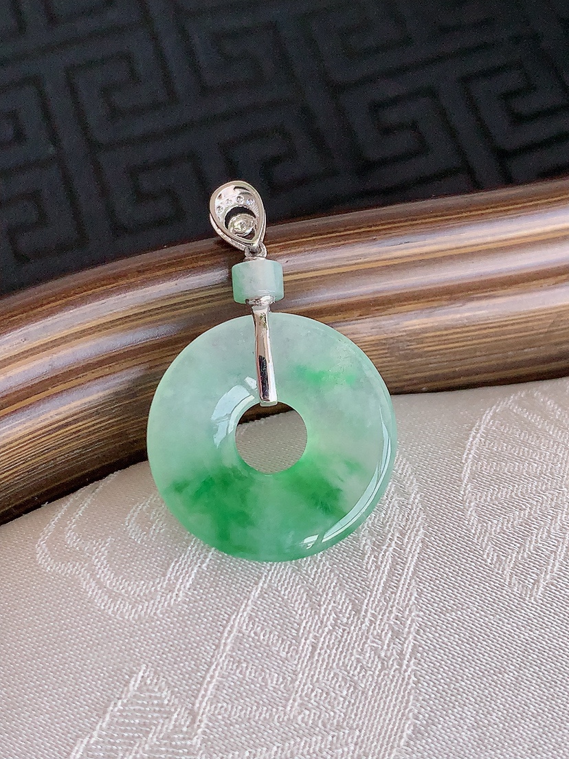 天然A货翡翠18K金镶嵌飘绿平安环吊坠 
尺寸27-17.5-2.3mm 重量2.00g 0425