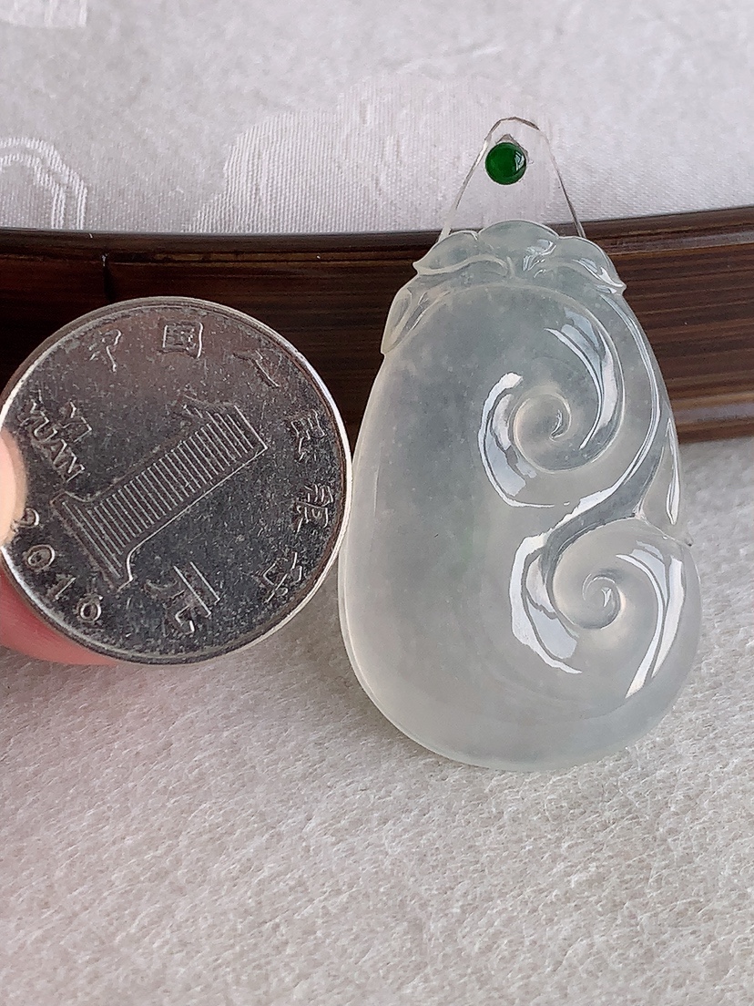 天然A货翡翠白冰白月光如意镶嵌件 
尺寸37.4-25-6.2mm 重量10.88g 0425