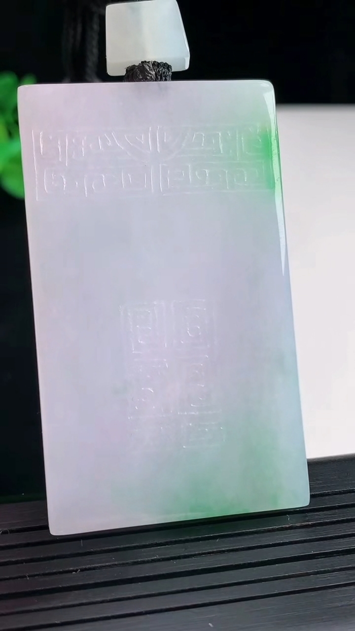 天然A货翡翠仿古无事牌吊坠，尺寸59-35-6重量:46.30g
4月26日