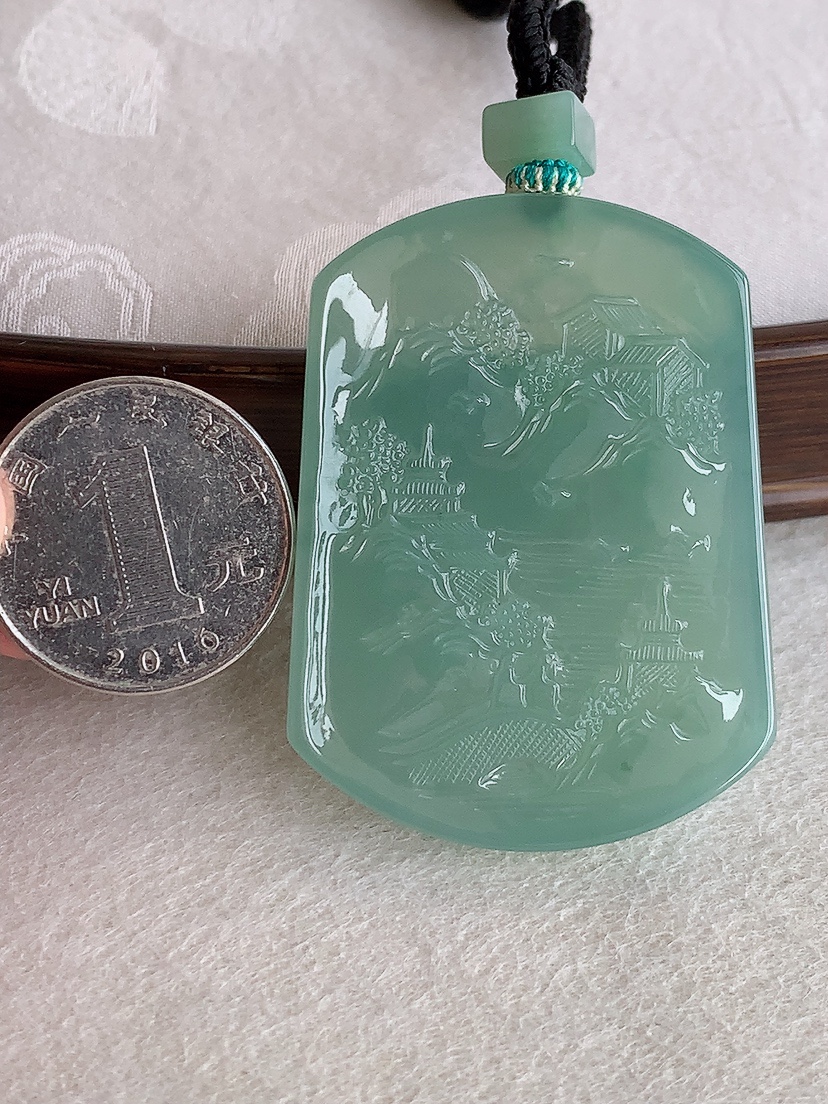 天然A货翡翠晴水意境山水牌吊坠 
尺寸50.8-37.8-5.5mm 重量31.63g 0425