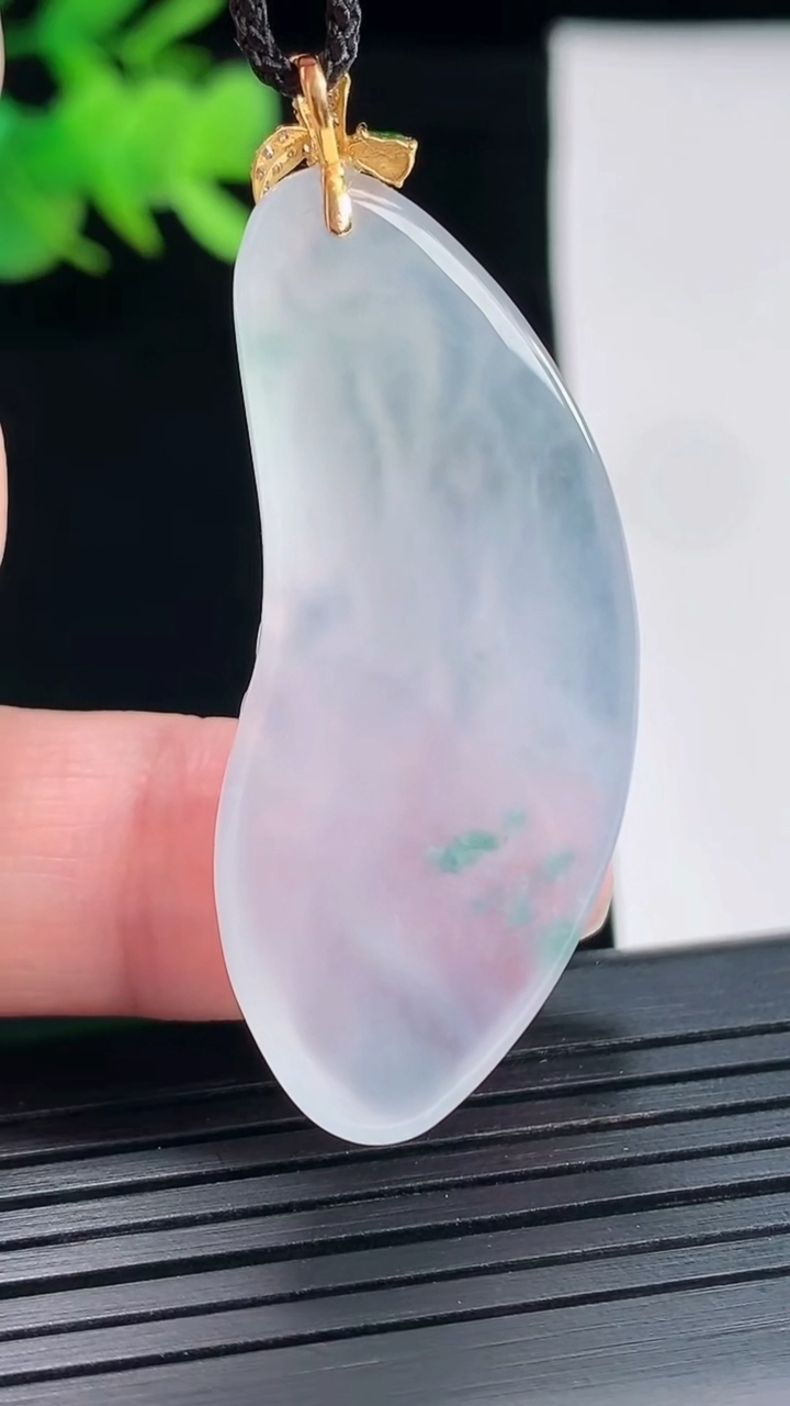 天然A货翡翠种飘花和和美美 荷叶鱼吊坠，尺寸42-18.6-5.5重量:10.49g
4月26日