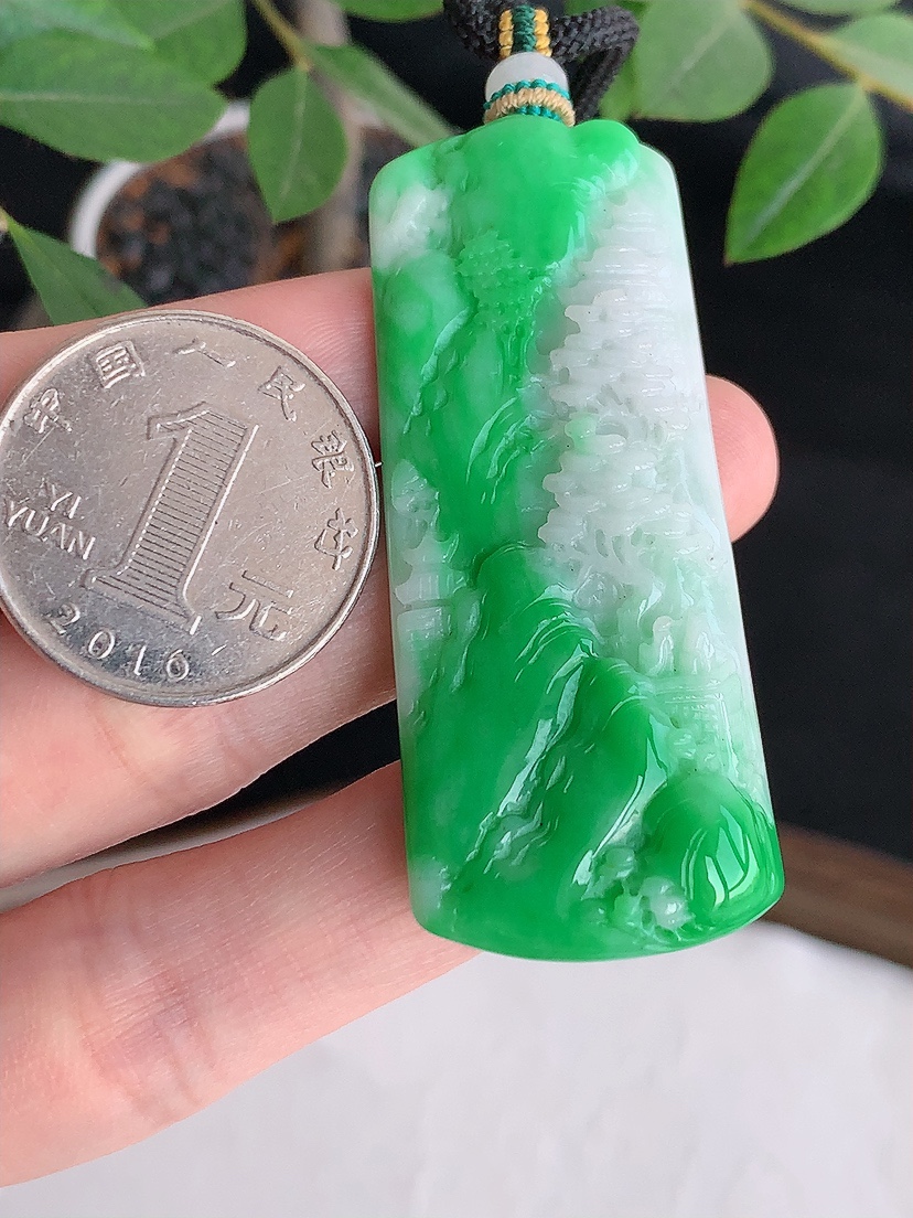 天然A货翡翠白底青飘绿意境山水牌吊坠  
尺寸54.6-22.8-6.8mm 重量20.10g 0425