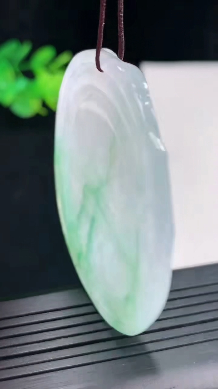 天然A货翡翠龙牌吊坠，尺寸55-46.5-6重量:29.49g
4月26日