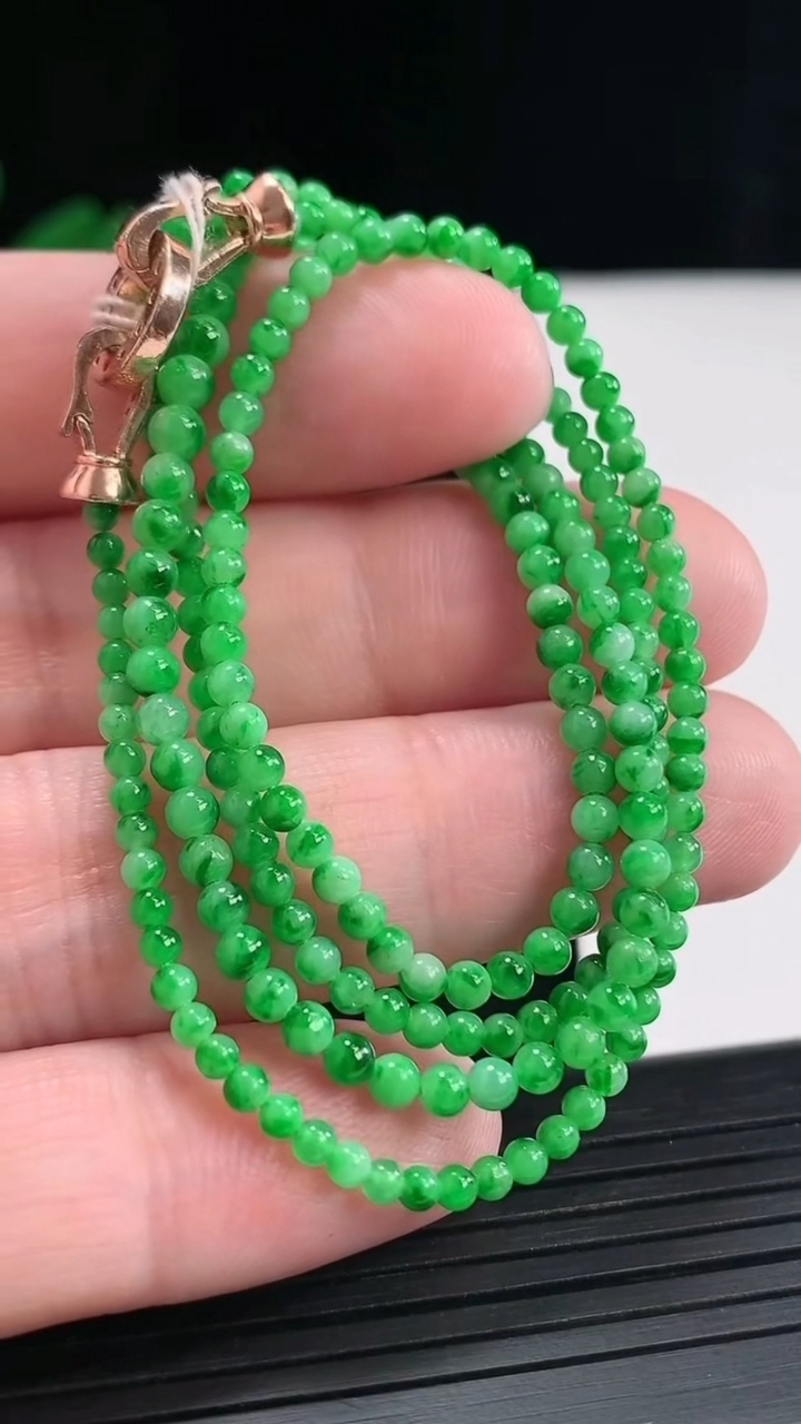 天然A货翡翠圆珠项链，尺寸2.5-209颗重量:8.55g
4月26日