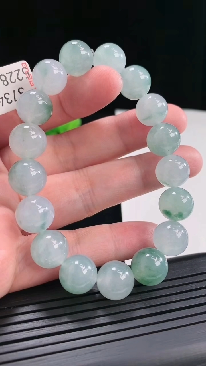 天然A货翡翠种飘花圆珠手串，尺寸12-16颗重量:52.25g4月26日
工厂直销收藏佳品,种好水足，色泽均匀，有种有色，上手高大气！