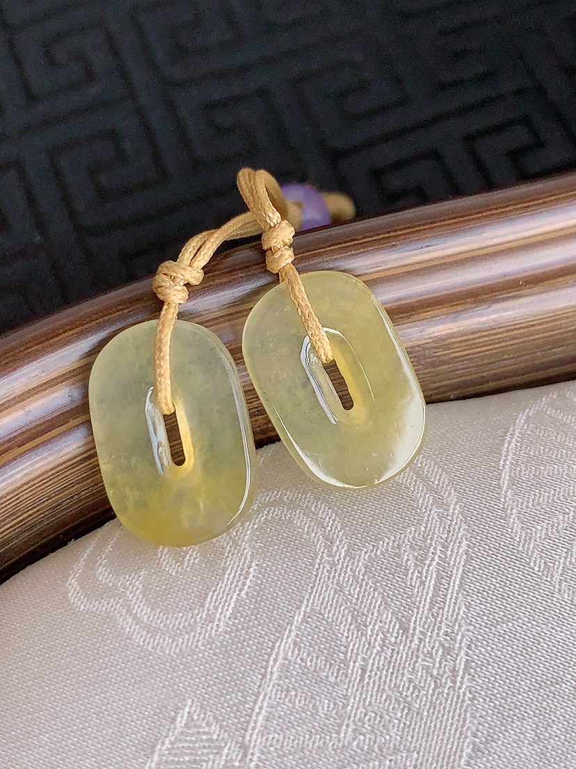 天然A货翡翠黄翡平安环吊坠一对 
尺寸15.8-10.7-1.8mm 重量2.62g 0425