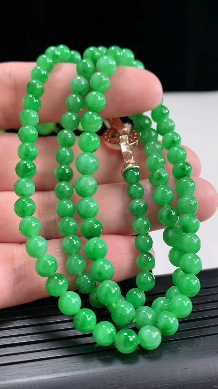 天然A货翡翠圆珠项链，尺寸5-99颗重量:31.67g
4月26日