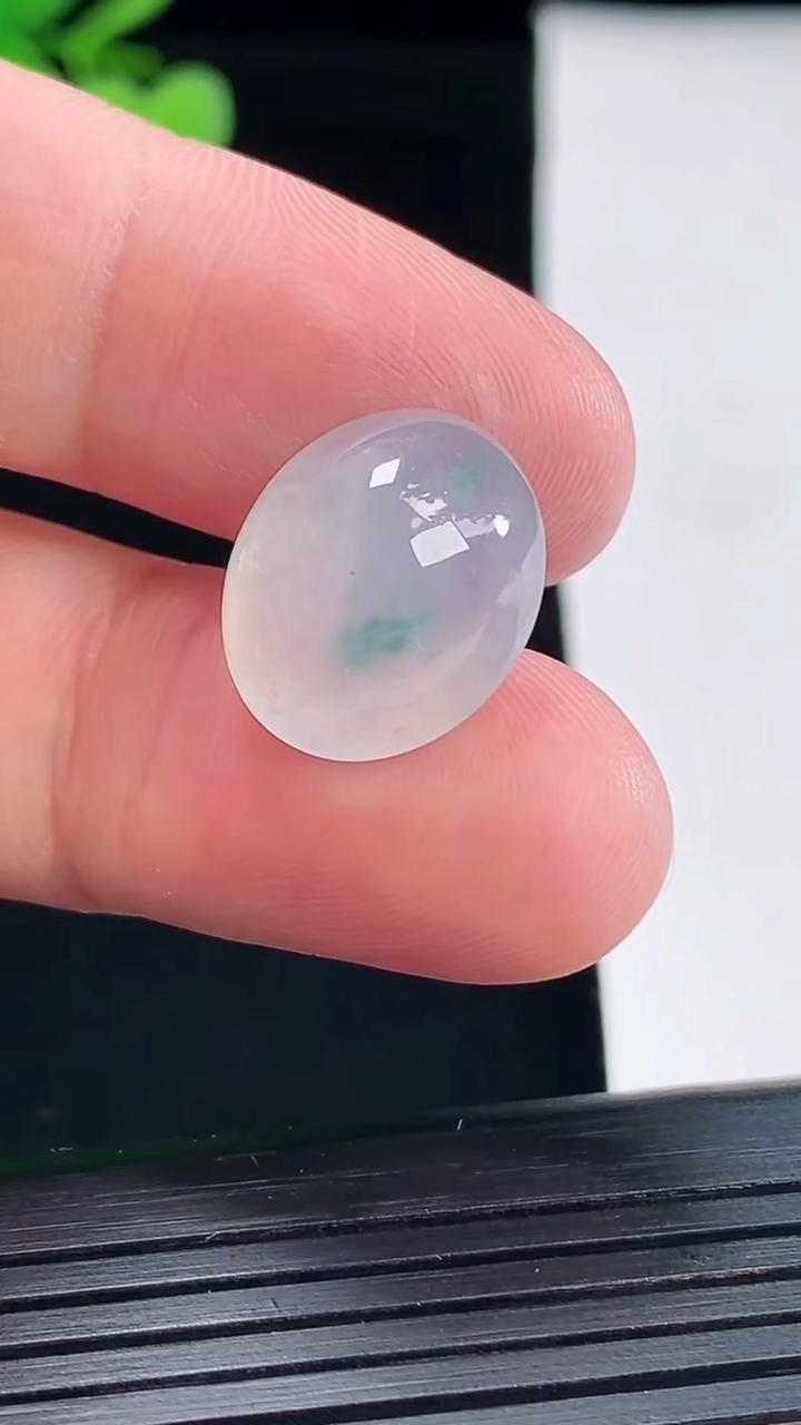 天然A货翡翠冰种飘花蛋面镶嵌件，尺寸16.5-13.5-8.2重量:2.74g
4月26日