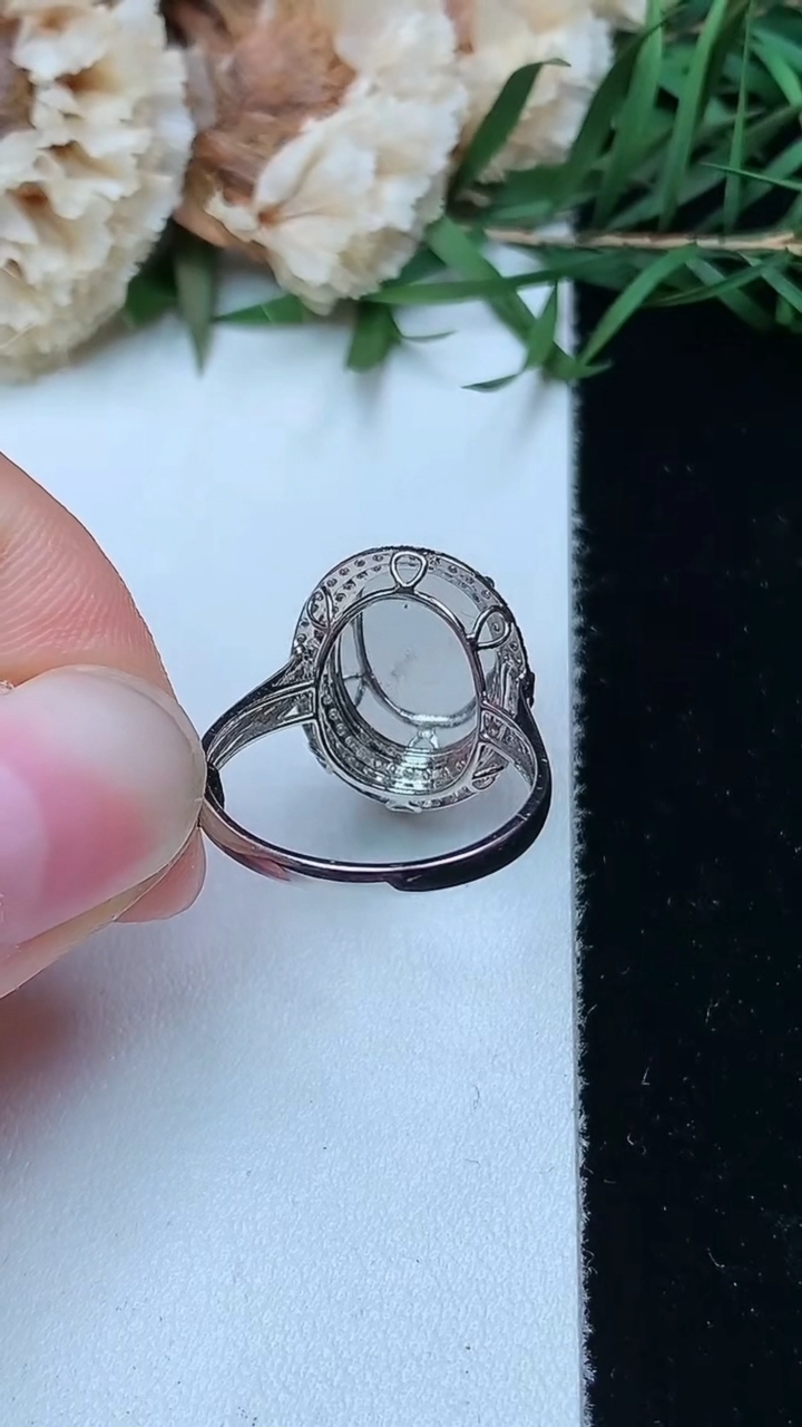 天然A货翡翠蛋面戒指，尺寸17-12.9-9.9，重量:3.37g2026年4月26日
工厂直销收藏佳品,种好水足，色泽均匀，有种有色，上手高大气！