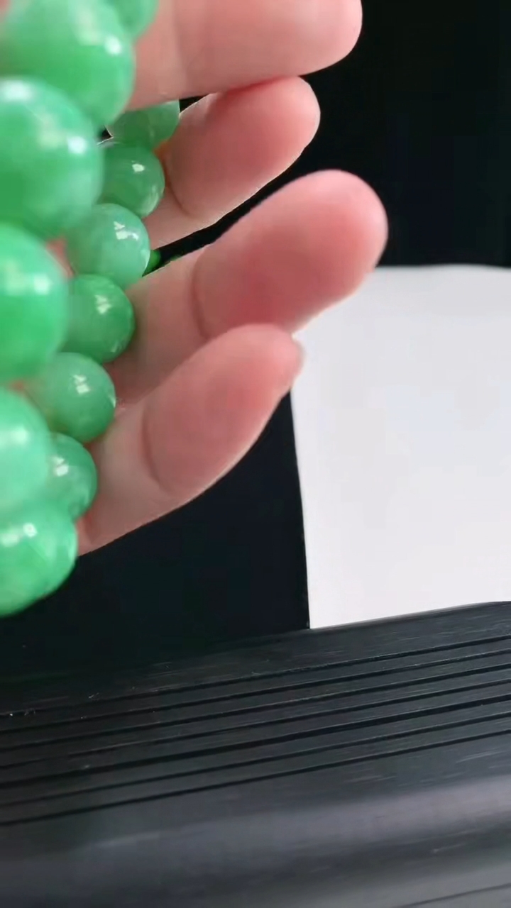天然A货翡翠圆珠手串，尺寸12.2-17颗重量:55.38g4月26日
工厂直销收藏佳品,种好水足，色泽均匀，有种有色，上手高大气！