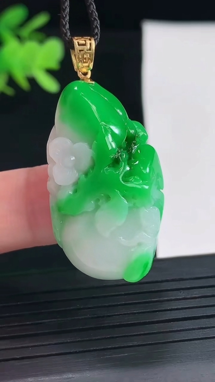 天然A货翡翠葫芦吊坠，尺寸37-20-11重量:13.78g
4月26日