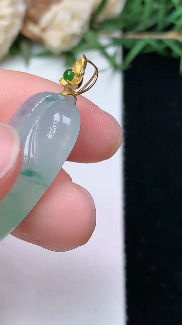 天然A货翡翠金枝玉叶 叶子吊坠，尺寸25.8-15.3-5.5，重量:4.55g
4月26日