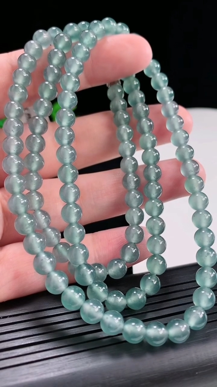天然A货翡翠种蓝水圆珠项链，尺寸6-108颗重量:49.51g4月26日
工厂直销收藏佳品,种好水足，色泽均匀，有种有色，上手高大气！