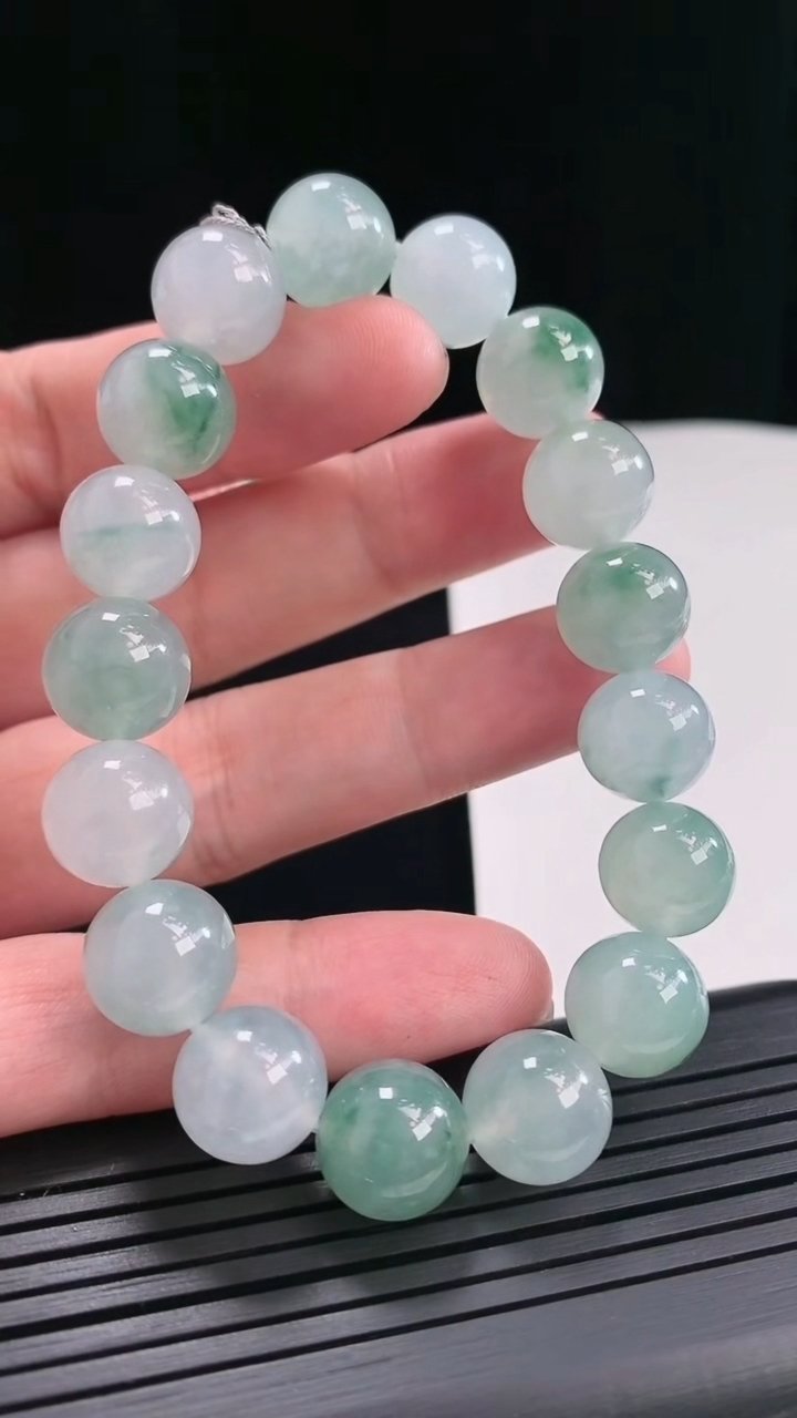 天然A货翡翠种飘花圆珠手串，尺寸12-16颗重量:52.25g4月26日
工厂直销收藏佳品,种好水足