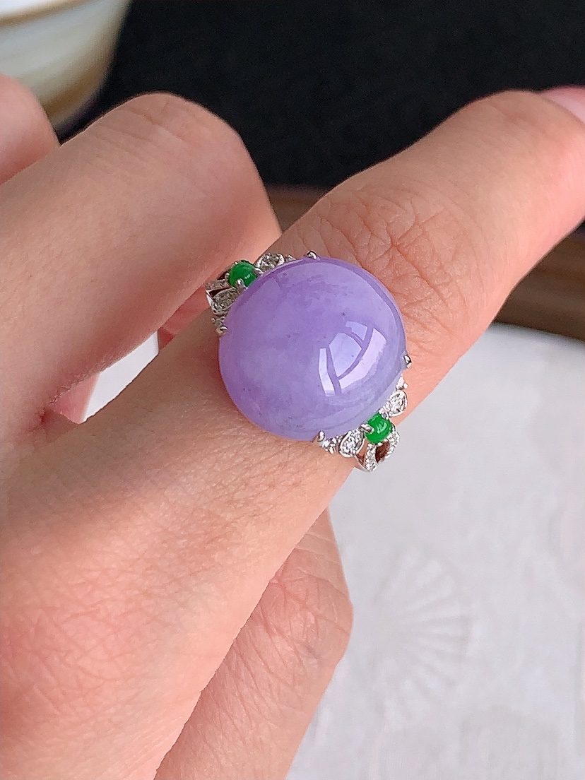 天然A货翡翠18K金伴钻镶嵌紫罗兰蛋面戒指 圈口17.2裸石
尺寸14.2-13mm 重量3.65g 0425