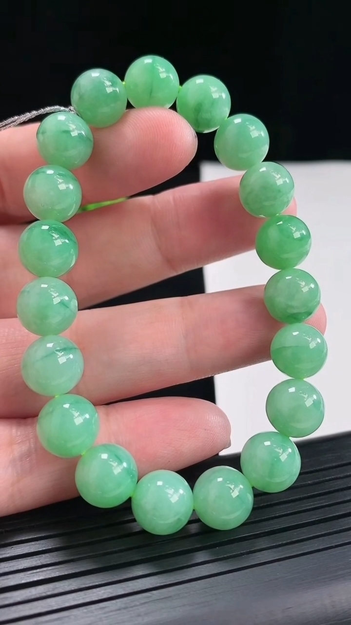 天然A货翡翠圆珠手串，尺寸10-19颗重量:32.84g4月26日
工厂直销收藏佳品,种好水足，色泽