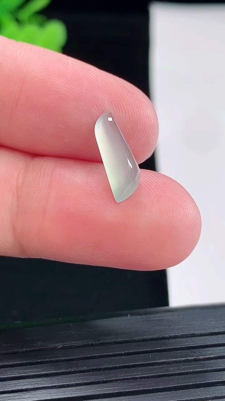 天然A货翡翠随形镶嵌件，尺寸14-5-3.5重量:0.42g
4月26日