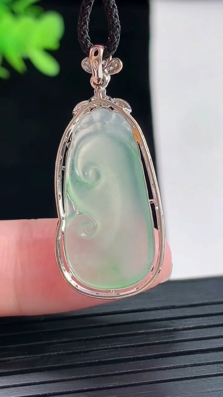 天然A货翡翠如意吊坠，尺寸35.6-15.5-5.8，裸石28-13.5重量:3.57g
4月26日