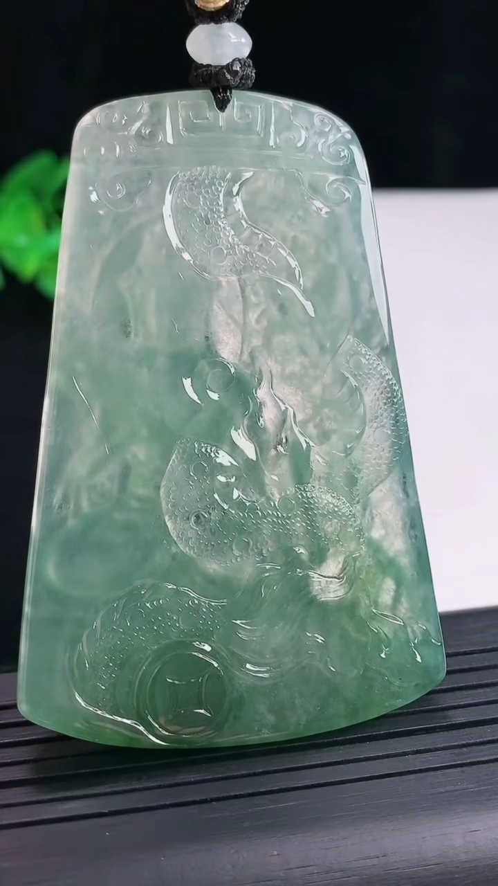 天然A货翡翠种飘花祥龙大势至菩萨吊坠，尺寸69-45.6-6重量:44.90g
4月26日