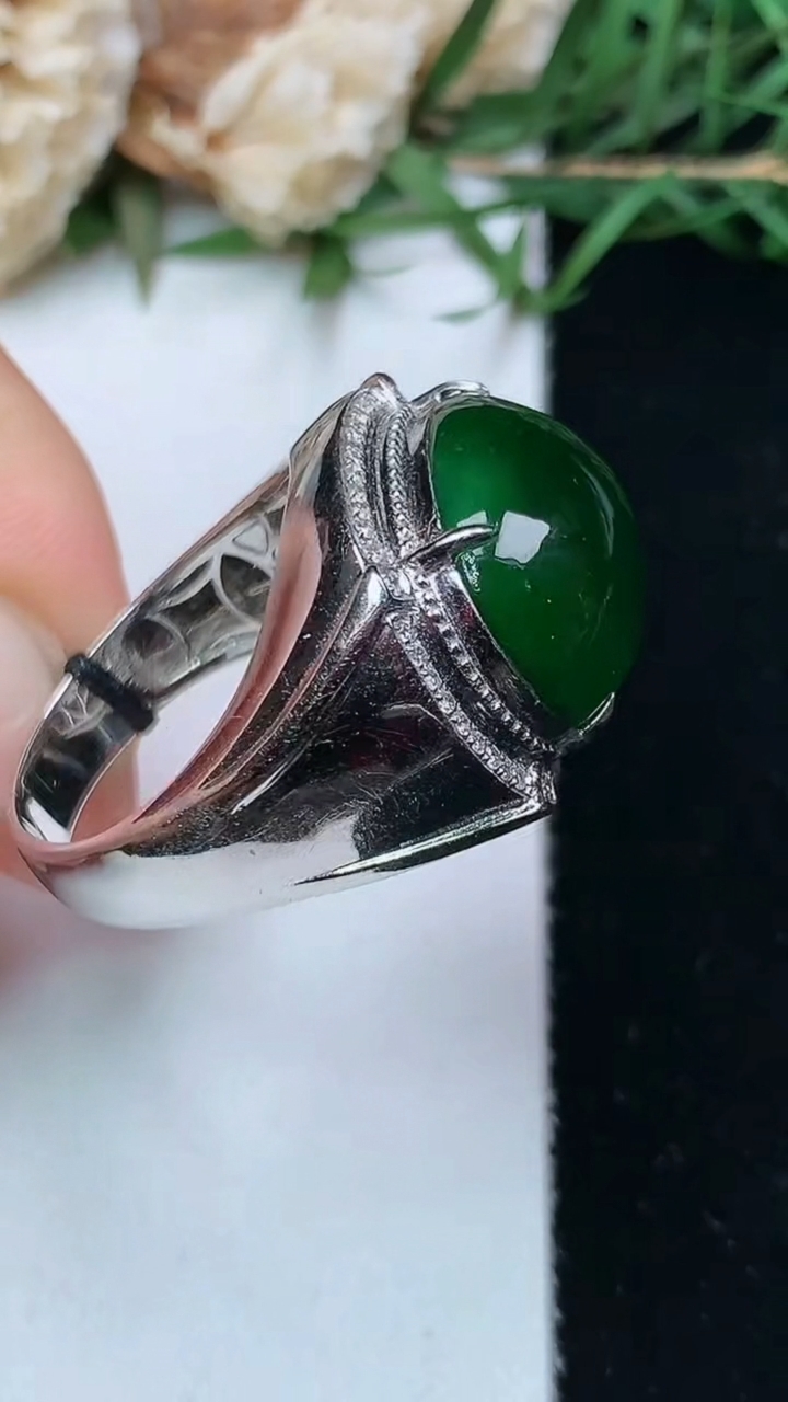 天然A货翡翠蛋面戒指，尺寸19.4-18.2-13.2，重量:9.00g2026年4月26日
工厂直销收藏佳品,种好水足，色泽均匀，有种有色，上手高大气！