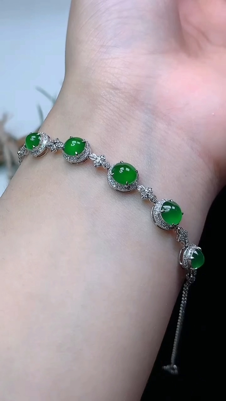 天然A货翡翠蛋面手链，尺寸5.8-5.6，重量:3.77g
4月26日