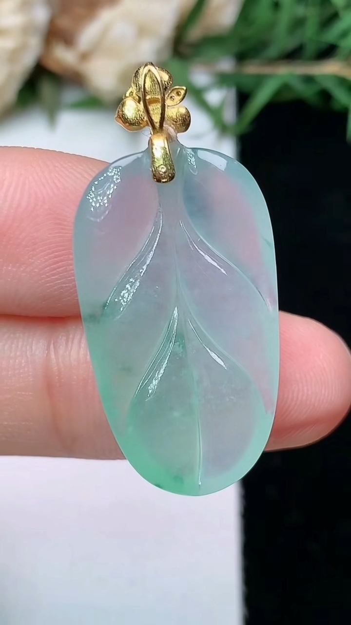 天然A货翡翠金枝玉叶 叶子吊坠，尺寸25.8-15.3-5.5，重量:4.55g
4月26日