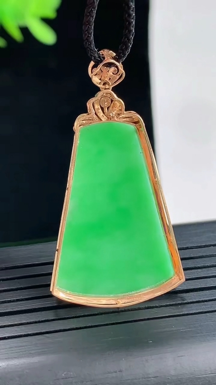 天然A货翡翠无事牌吊坠，尺寸40-21.6-5，裸石28-20重量:3.25g
4月26日