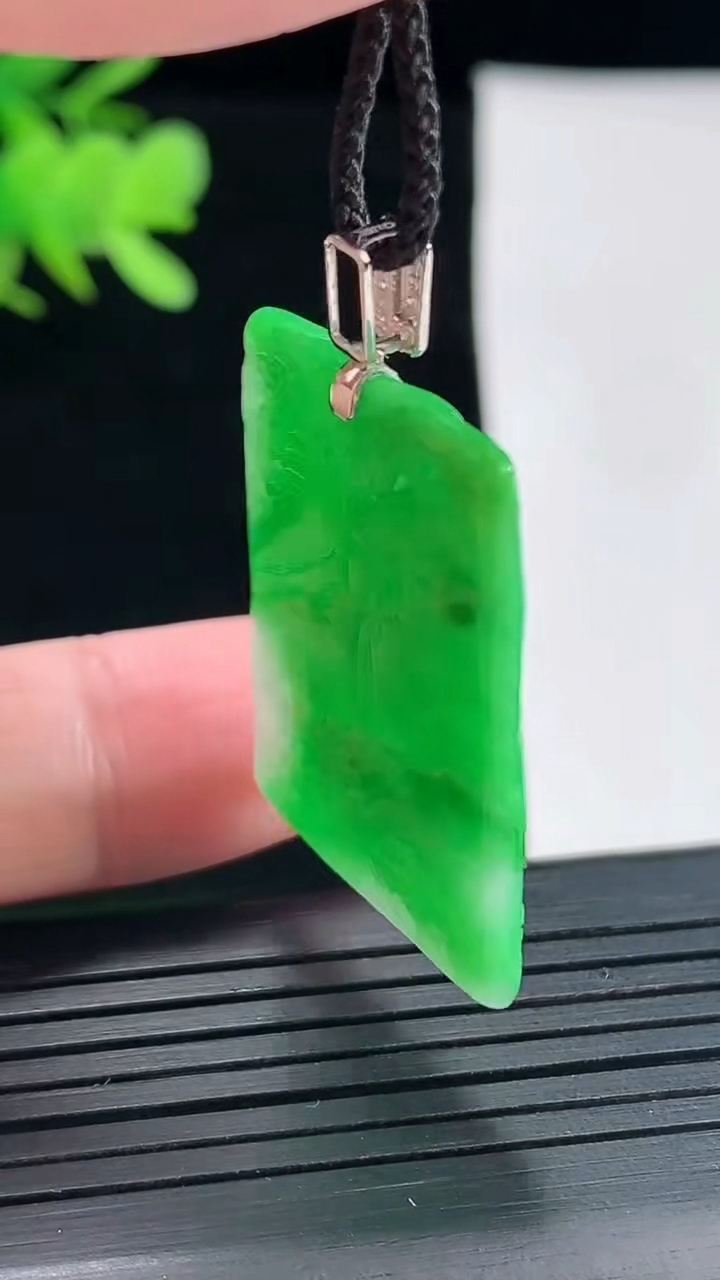 天然A货翡翠山水牌吊坠，尺寸31-24-3.5重量:7.16g
4月26日