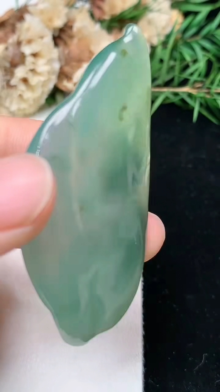 天然A货翡翠双彩年年有余吊坠，尺寸58-27.6-5.6，重量:15.57g
4月26日