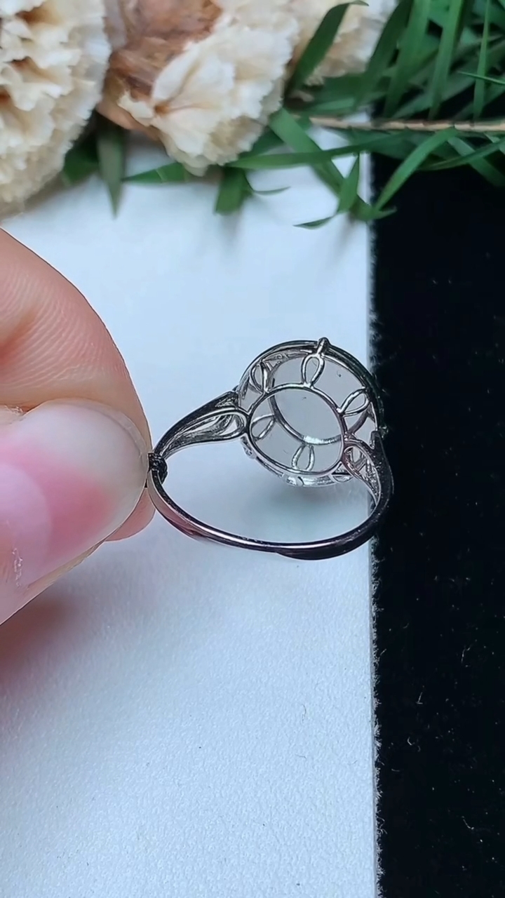 天然A货翡翠蛋面戒指，尺寸17-12-11.8，重量:2.33g2026年4月26日
工厂直销收藏佳品,种好水足，色泽均匀，有种有色，上手高大气！