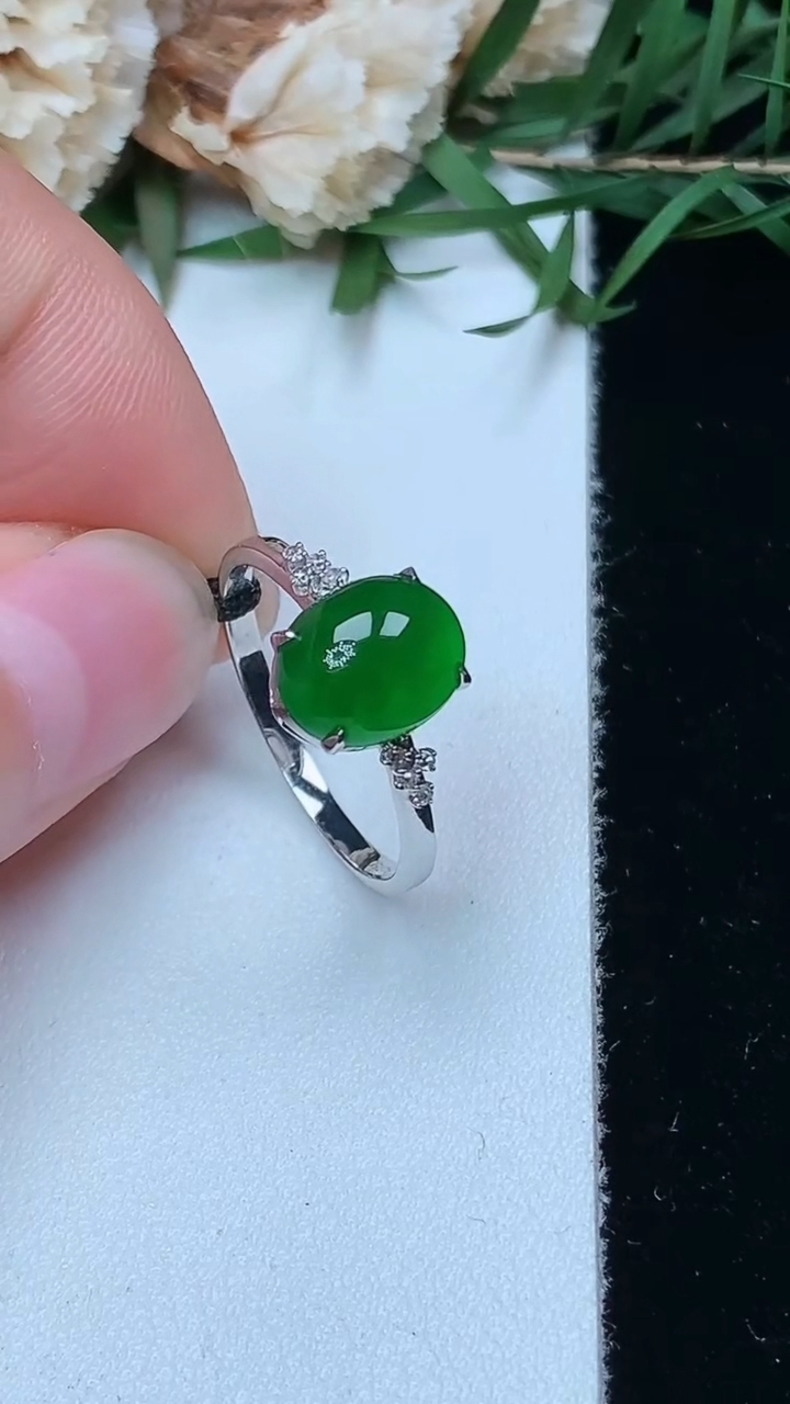 天然A货翡翠蛋面戒指，尺寸17-9-7.3，重量:2.00g2026年4月26日
工厂直销收藏佳品,