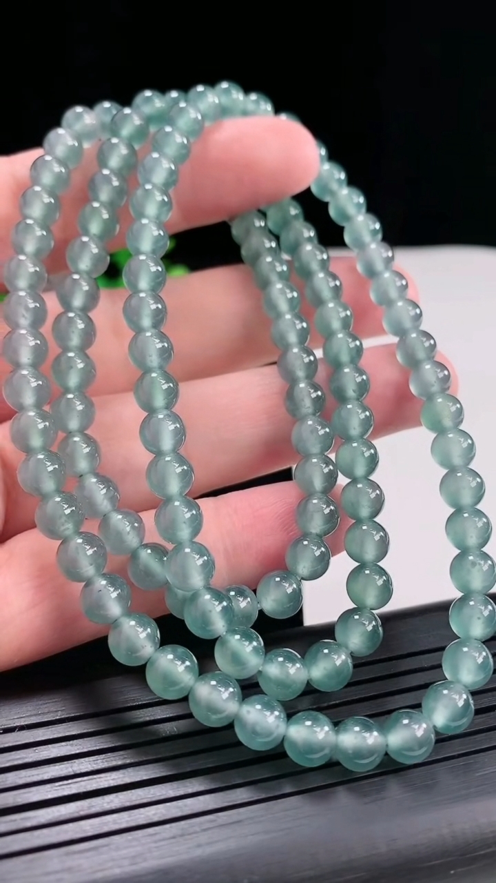 天然A货翡翠种蓝水圆珠项链，尺寸6-108颗重量:49.51g4月26日
工厂直销收藏佳品,种好水足，色泽均匀，有种有色，上手高大气！