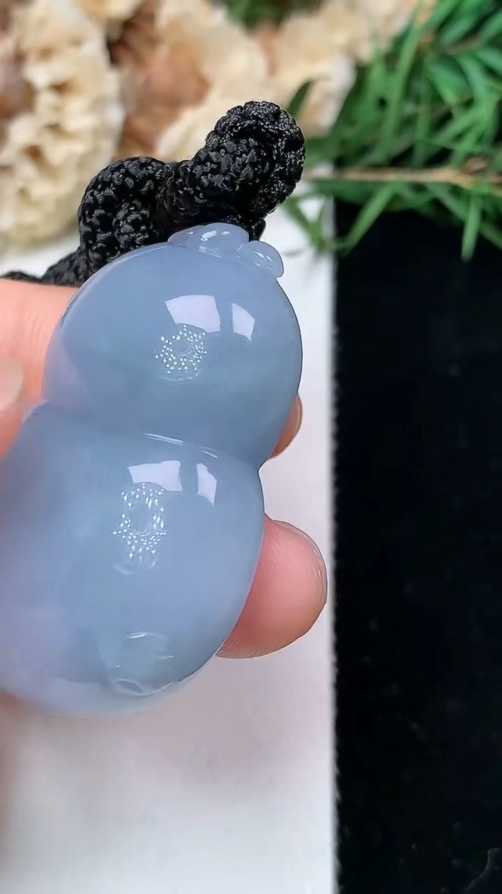 天然A货翡翠紫罗兰葫芦吊坠，尺寸38.4-26.8-11.6，重量:25.91g
4月26日