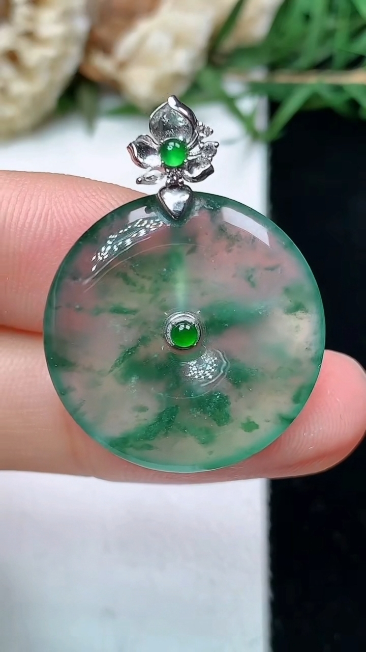 天然A货翡翠飘花平安扣吊坠，尺寸22.3-3.7，重量:4.13g
4月26日