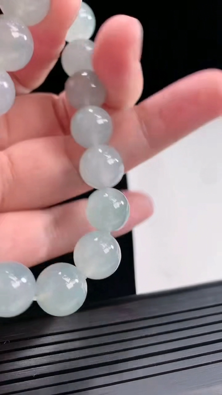 天然A货翡翠种飘花圆珠手串，尺寸12.5-16颗重量:55.94g4月26日
工厂直销收藏佳品,种好水足，色泽均匀，有种有色，上手高大气！