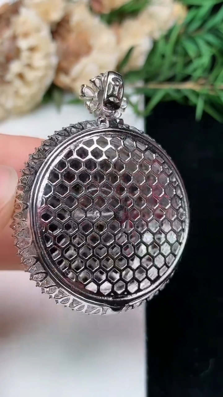 天然A货翡翠无事牌吊坠，尺寸42.5-33.7-11.6，裸石28，重量:12.52g
4月26日